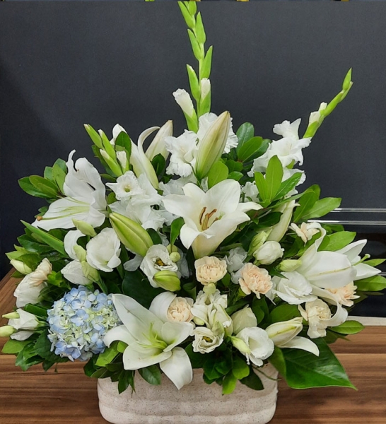 Beyaz Çiçek Lilyumlu Karışık Aranjman Hediyelik