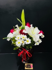 Cam Vazoda Beyaz Lilyumlar Kırmızı Mevsim Çiçekleri